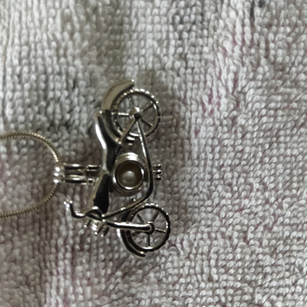 MOTORCYCLE NECKLACE WITH FAKE PEARL